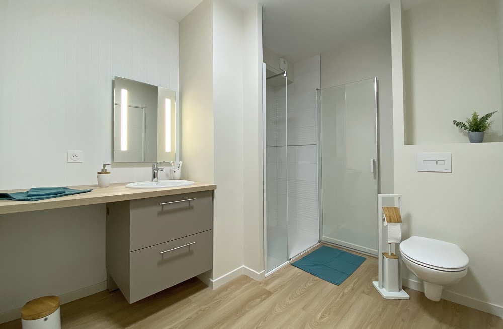 Salle de douche équipée et astucieuse